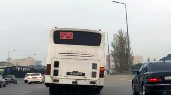 Bakıda avtobus biabırçılığı:  Şüşəsi sınıb, soyuq hava içəri dolur - VİDEO 