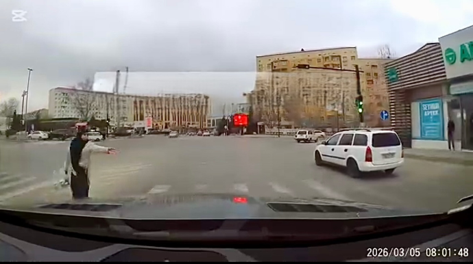 В Сумгайыте женщина перебежала дорогу на красный свет и чуть не попала по колеса — ВИДЕО 