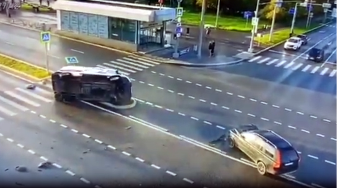 Təcili yardım maşını “Volvo” ilə toqquşdu; həkimlər yaralandı - VİDEO 