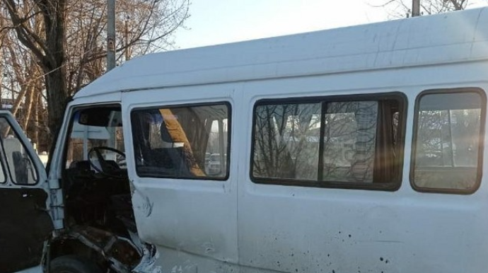 Bakı-Sumqayıt yolunda mikroavtobus qəzaya uğradı: Xəsarət alanlar var - YENİLƏNİB - VİDEO   - FOTO