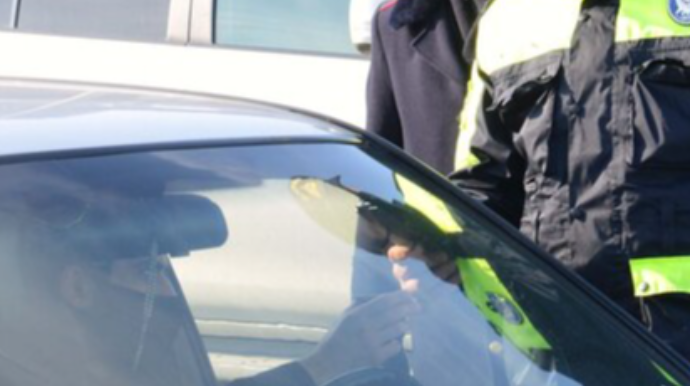 Yol polisinə rüşvət verən şəxs hakim qarşısına çıxarıldı - 50 min cərimələndi 