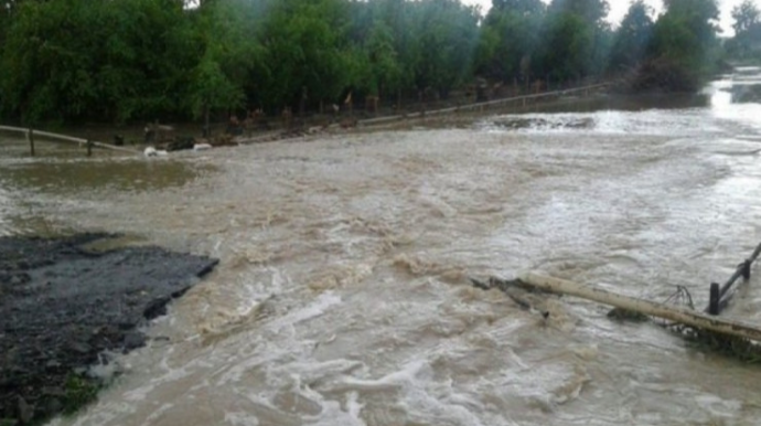 Xızıda bir neçə avtomobil dərəyə yuvarlandı: İki qadın köməksiz qaldı - VİDEO - YENİLƏNİB