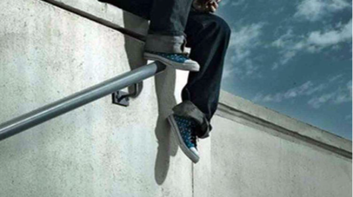 Gənc 20-ci mərtəbədən yıxılıb öldü