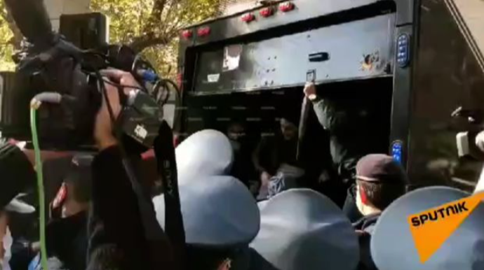 İrəvanda polis etirazçılara güc tətbiq edir  - VİDEO