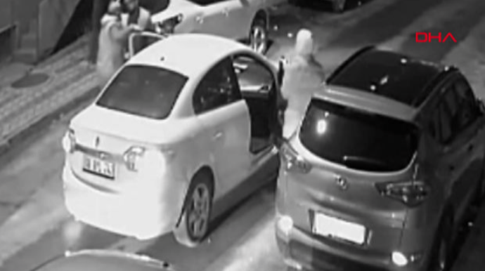 Sərxoş piyada avtomobilin qarşısını kəsib əlindəki butulkanı... - VİDEO