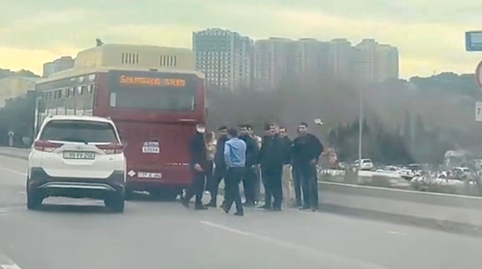 На дороге Баку-Сумгайыт автомобиль столкнулся с автобусом  - ВИДЕО 