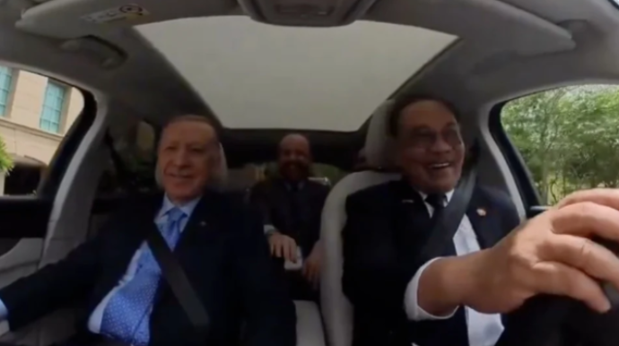 "İlk dəfədir ki, mühafizəçisiz maşın sürürəm" - VİDEO 