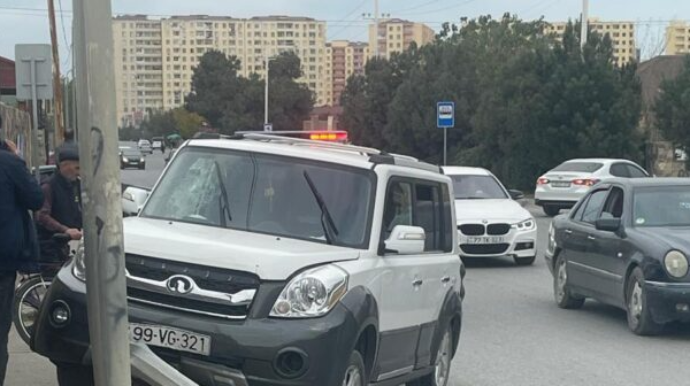 Sarayda qəza: avtomobil işıq dirəyini aşırdı – FOTO  