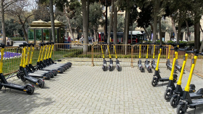 Bulvarda sürətlə şütüyən skuterlər insanları TƏNGƏ GƏTİRİB  – Qadağaya niyə ƏMƏL EDİLMİR?  