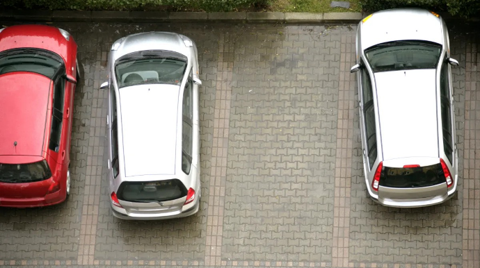 Film kimi hadisə: Başqasının maşınını babasınınkı bilib sürüb getdi - VİDEO 