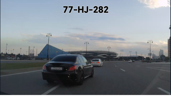 Водитель не смог проехать 20–30 метров, не меняя полосу движения — ВИДЕО