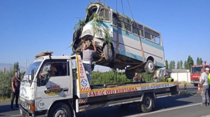 Türkiyədə mikroavtobus dərəyə aşdı, 7 nəfər öldü 