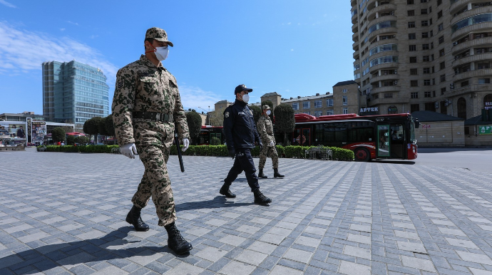 В крупных городах Азербайджана вступил в силу двухдневный запрет на выход из дома