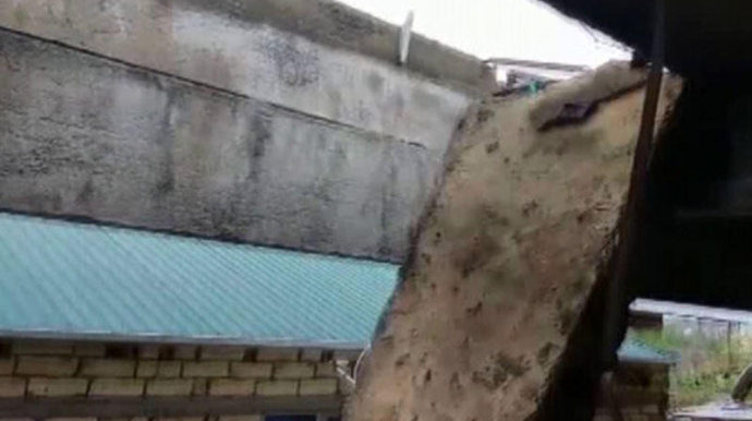 Sumqayıtda QORXUNC OLAY : beton plitə yaşayış evinin üstünə düşüb - VİDEO 