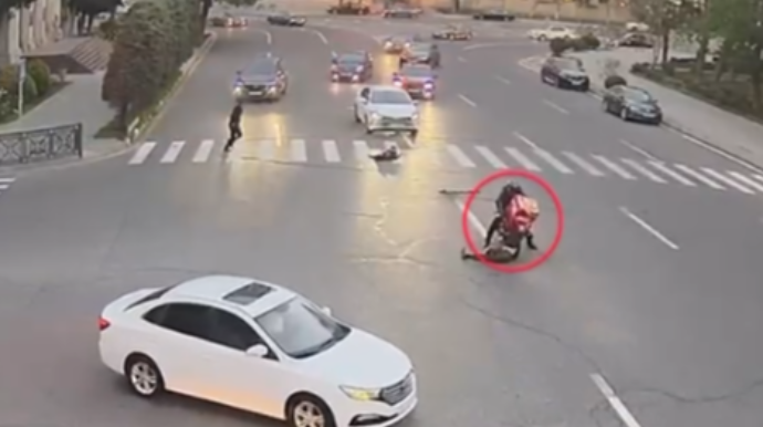 Bakıda mortosiklet və maşın piyadaları keçidin üstündə belə vurdu - ANBAAN VİDEO   