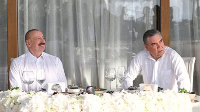 Liderlər nahar süfrəsində...