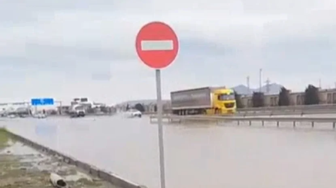 Magistral yol suyun altında qalıb - VİDEO