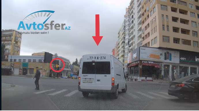 Yaşılda dayanıb yolu kəsdi, sarı işıqda isə sürüb getdi - VİDEO