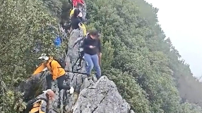 Selfi çəkdirmək istəyən turist qayadan yıxıldı – VİDEO