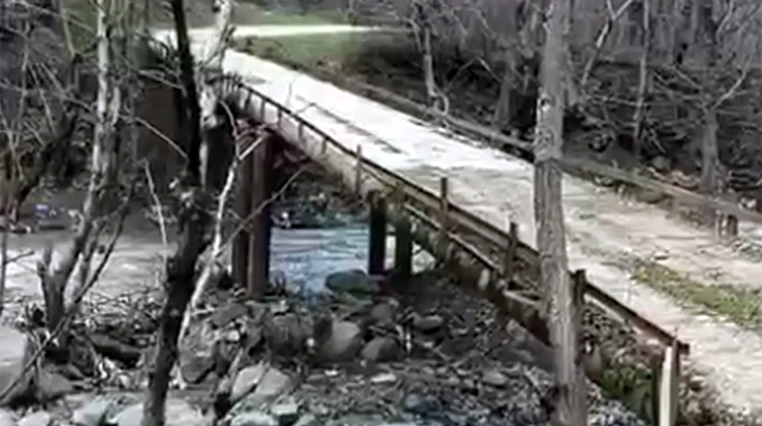 Sakinlər öz hesablarına tikdikləri körpü yararsız vəziyyətə düşüb - VİDEO 