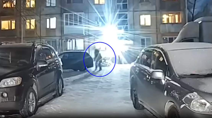 Sərxoş qadın taksi çağırmaq əvəzinə başqa maşını oğurladı – Qəza törətdi - VİDEO 