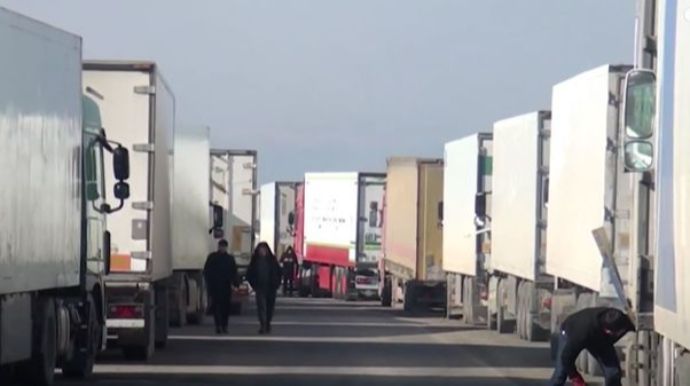 Samur sərhəddində yük maşınları hələ də növbə gözləyir - VİDEO