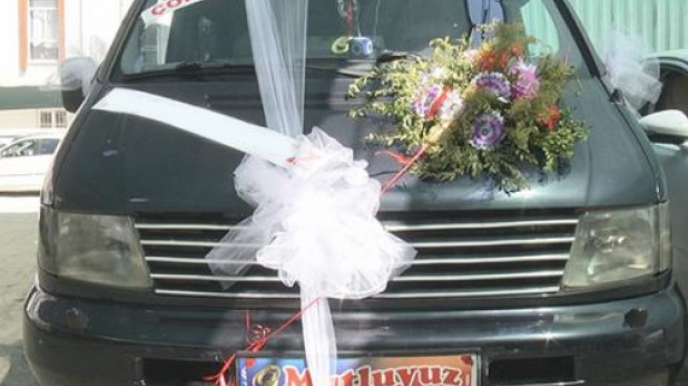 Toy kimi ayrılıq:  Maşını bəzəyib boşanmağa getdi - VİDEO