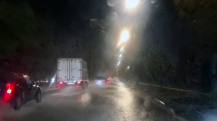 Gəncədə leysan nəqliyyatın hərəkətində çətinliklər yaradıb - VİDEO 