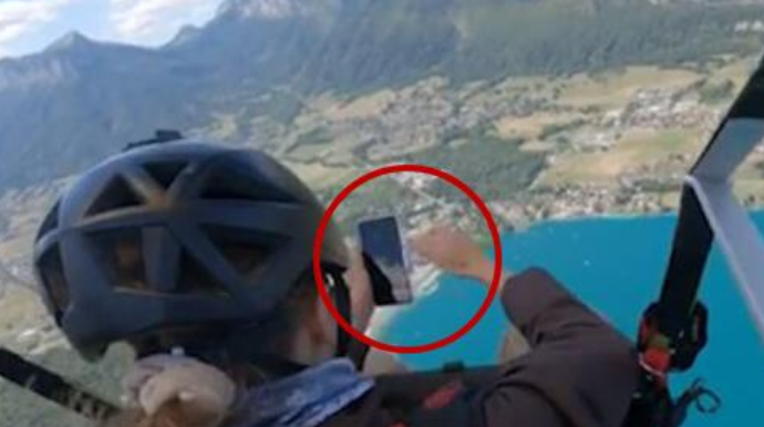 Paraşütlə tullanan yaşlı qadın bahalı telefonunu dənizə düşürdü - VİDEO