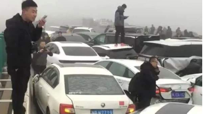 Buzlu və qatı dumanlı yolda 100-ə yaxın avtomobil toqquşdu - VİDEO 