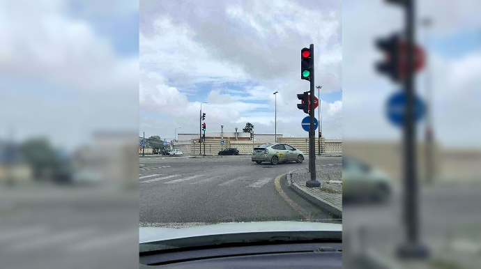 Bu küçədəki işıqforlar insanları çaşbaş salır; qırmızı da yanır, yaşıl da...   - FOTO