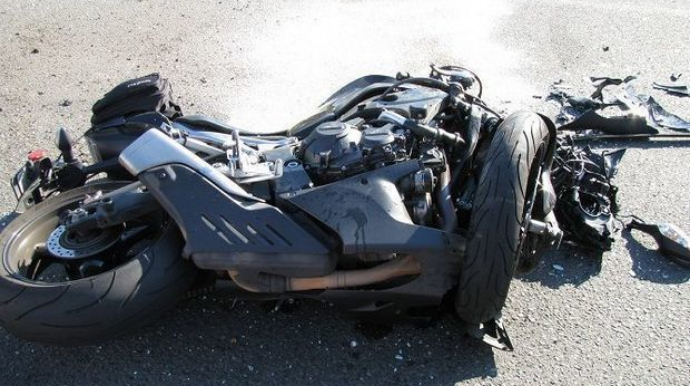 В Баку мотоцикл столкнулся с автомобилем, есть погибший - ФОТО