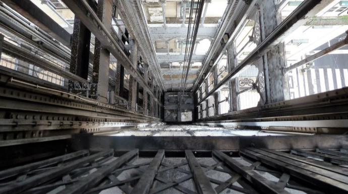 Marketdə liftin şaxtasına düşən qız dünyasını dəyişib - Gəncədə 