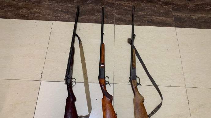 Üç avtomat, iki qumbara, beş tüfəng götürüldü 