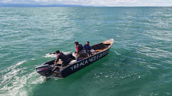 Xəzərdə balıqçı qayığı zədələnib, üç nəfər xilas edilib - FOTO - VİDEO 