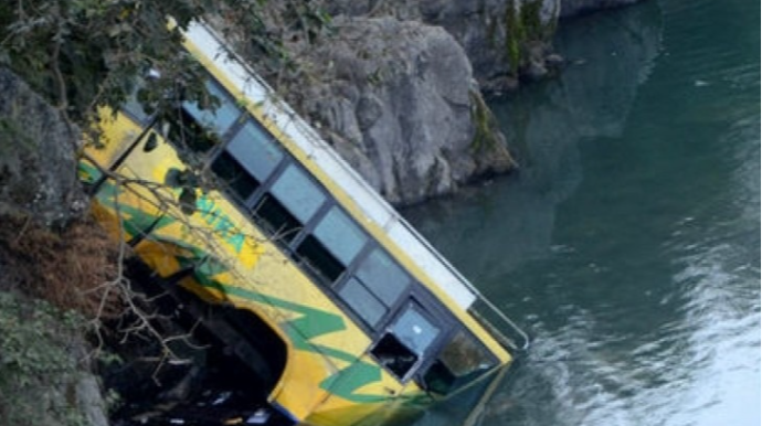 Avtobus çaya düşdü: 2 ölü, 3 itkin 