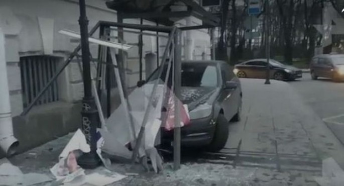    Virtual karabakhyuxarı Rusiyada avtomobil son sürətlə dayanacağa girdi: Yaralılar var  - VİDEO