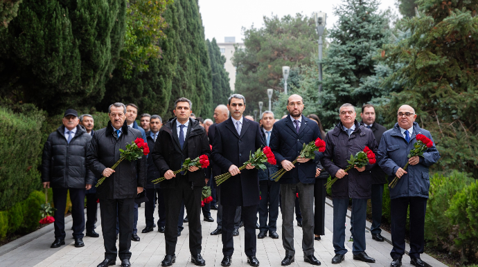 ADY kollektivi Heydər Əliyevin məzarını ziyarət edib - FOTO