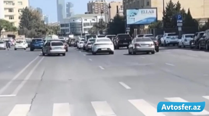 Будьте внимательны на этой улице в Баку: думая, что образовалась пробка, вы зря потеряете время – ВИДЕО