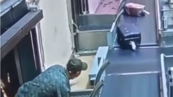 Rusiyada sərnişin yük zolağı vasitəsilə  təyyarəyə minməyə çalışıb   - VİDEO