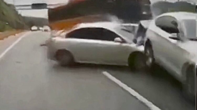 Yuxulu avtobus sürücüsü avtomobilləri sırayla əzib keçdi    - VİDEO