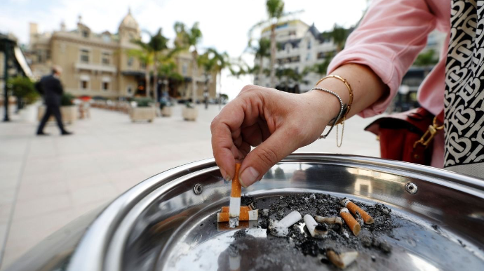 Bu ölkədə uşaqların yanında siqaret çəkmək qadağan edildi 