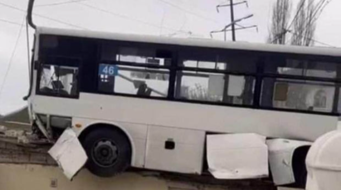 В Баку автобус попал в аварию  - ВИДЕО