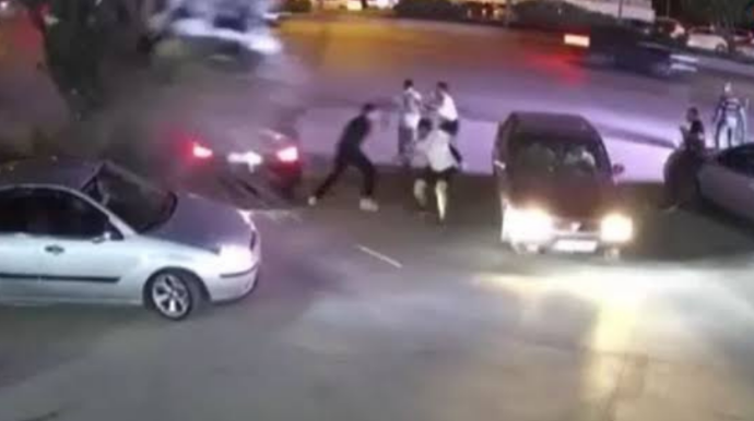 Daha bir uçan avtomobil: Bordürə çırpılıb 2 maşının üstündən tullandı – ANBAAN VİDEO 