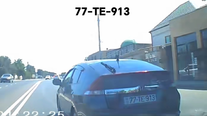 Sürücü qırmızı işıqda dayanmamaq üçün qəfil sola keçdi; qəza vəziyyəti yarandı - VİDEO