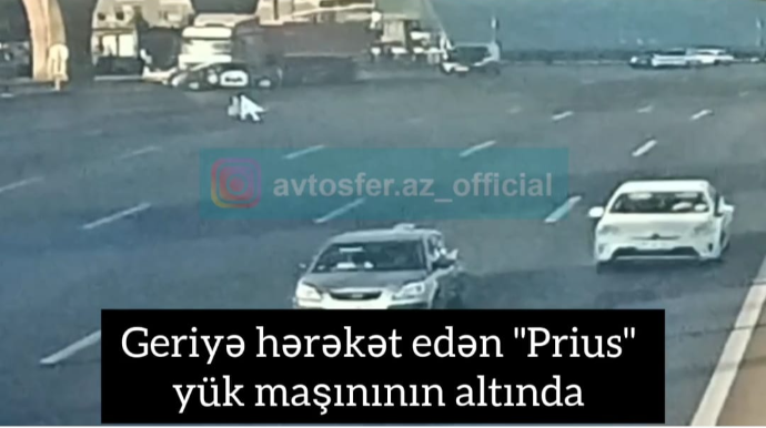 В Баку «Приус»  попал под грузовик   - ВИДЕО