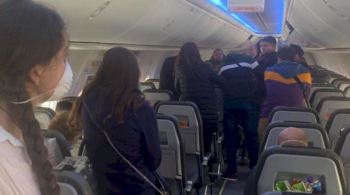 Bu hadisəyə görə sərnişinlər 1 saatdan çox təyyarədən buraxılmadılar - VİDEO 