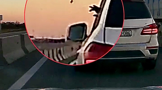 Sürücünün yola atdığı siqaret kötüyü arxadan gələn avtomobilin üzərinə düşdü - VİDEO