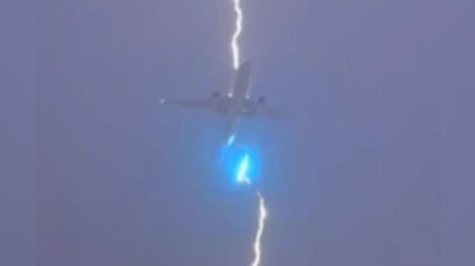 Kanadada göyərtəsində 550 sərnişin olan təyyarəni ildırım vurub - VİDEO 