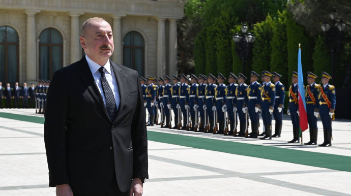 İlham Əliyev Pezeşkianı qarşıladı